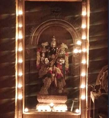 <strong>தீப அலங்காரத்தில் லட்சுமி நாராயணப் பெருமாள்</strong>