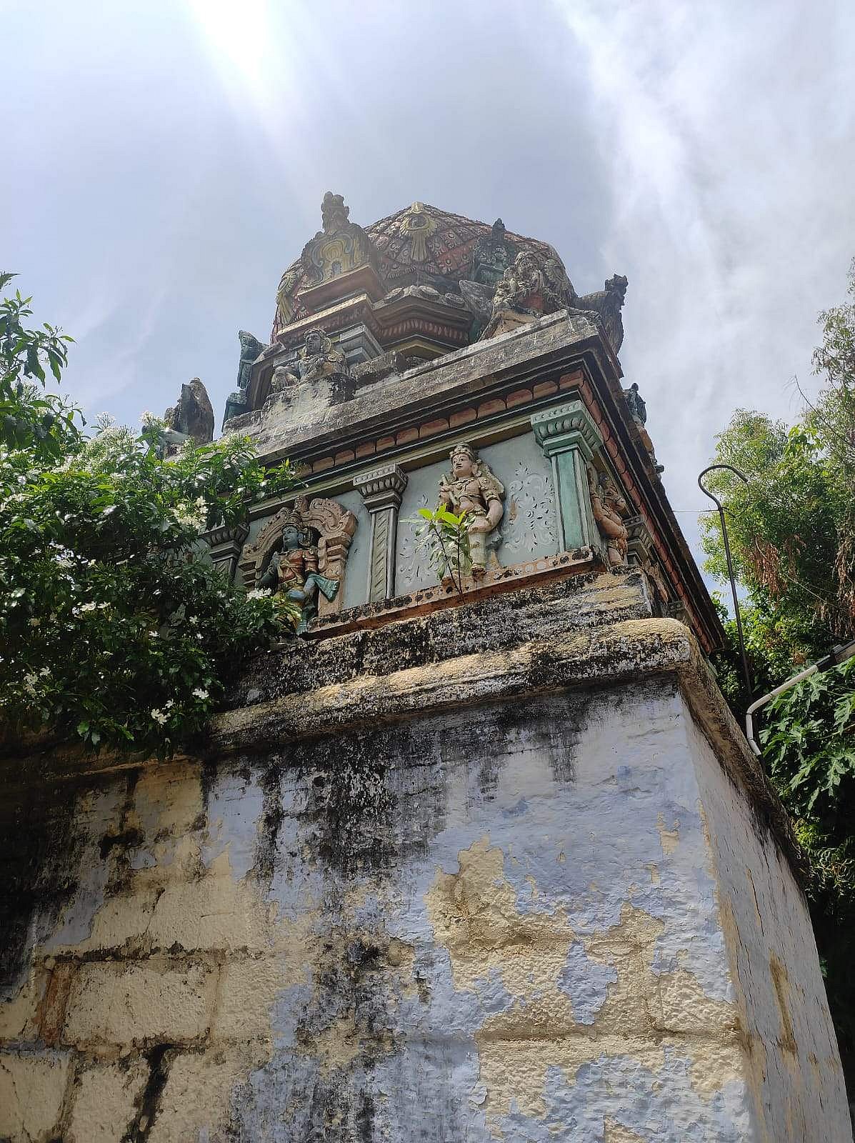 <strong>கோயிலின் கருவறை சன்னதி விமானக் கோபுரம்</strong>