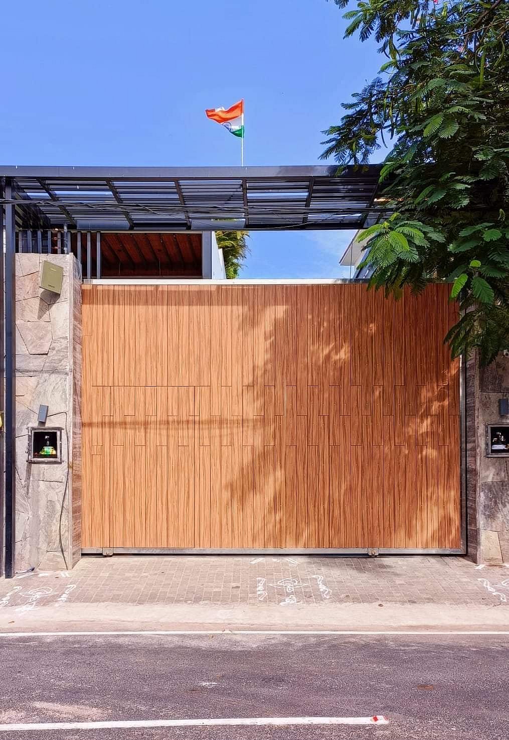 விஜய் வீட்டில் தேசியக் கொடி