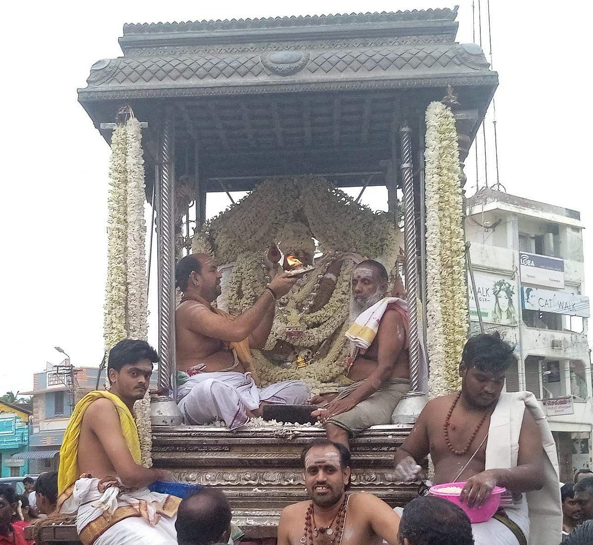 <strong>வெள்ளை சாத்தி வெள்ளி சப்பரம்</strong>