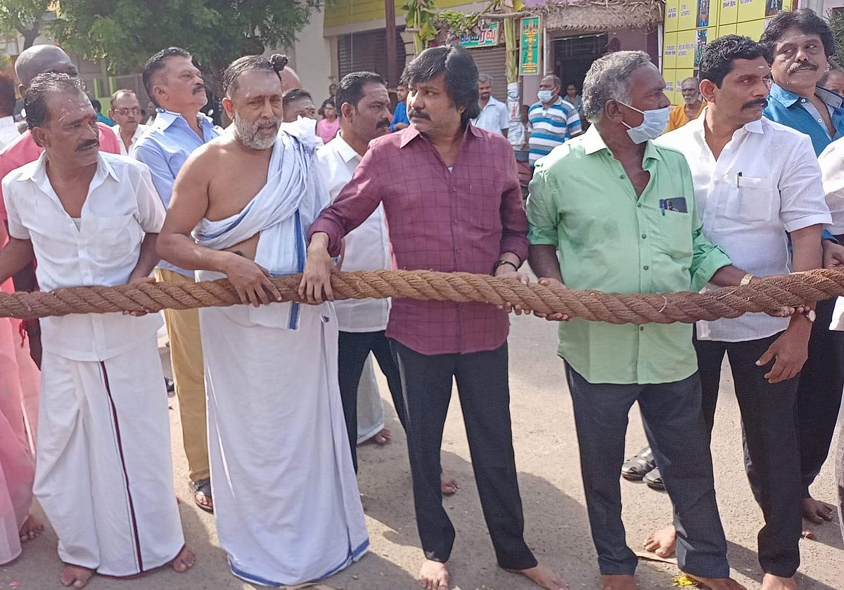 <strong>வடம் பிடித்து இழுத்துத் தேரோட்டத்தைத் தொடங்கி வைத்த நகர்மன்ற தலைவர் கே.ஆர்.செந்தில்குமார்</strong>