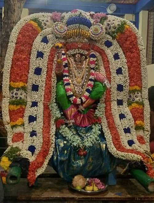 வலங்கைமான் மகாமாரியம்மன் கோயிலில் நடந்த தெப்பத் திருவிழாவில் சிறப்பு அலங்காரத்தில் பக்தர்களுக்கு அருள்பாலித்த மகாமாரியம்மன்.