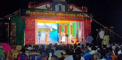 நாடகத்தை காண குவிந்திருந்த ரசிகர்கள் கூட்டத்தில் ஒரு பகுதி.