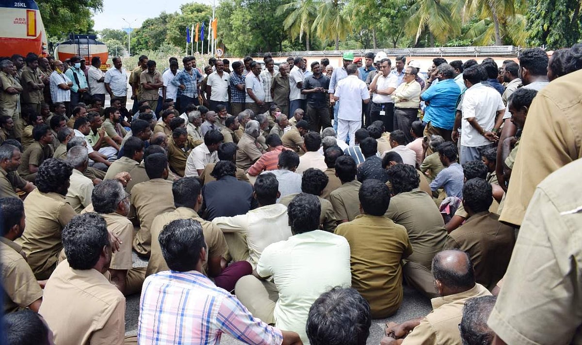 போராட்டத்தில் ஈடுபட்ட டேங்கர் லாரி ஓட்டுநர்கள், கிளீனர்கள் சங்கத்தலைவர் தேவராஜனிடம் பேச்சுவார்த்தை நடத்தும் இந்தியன் ஆயில் நிறுவன அதிகாரிகள்.