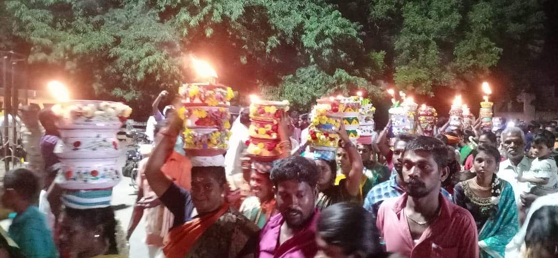 செவ்வாய் சாட்டு உற்சவத்தை முன்னிட்டு சட்டி சோறு ஊர்வலம் நடைபெற்றது.