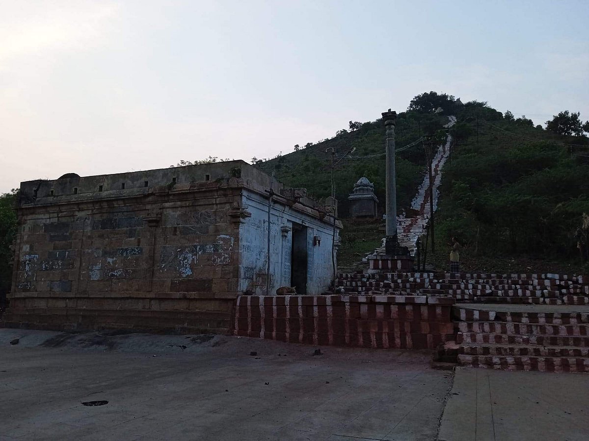 <strong> மலையடிவாரத்திலுள்ள கம்பத்தடி கல்கம்பம் மற்றும் மலையாளி கருப்புவேல்</strong>