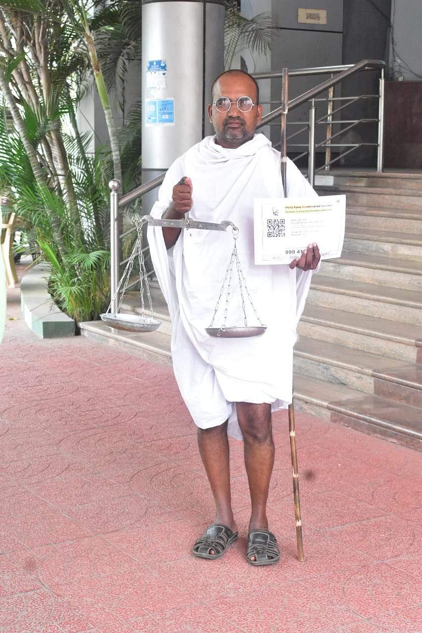 தராசுடன் வேட்பு மனு தாக்கல் காந்திபோல் உடையணிந்து வந்த ரமேஷ்.