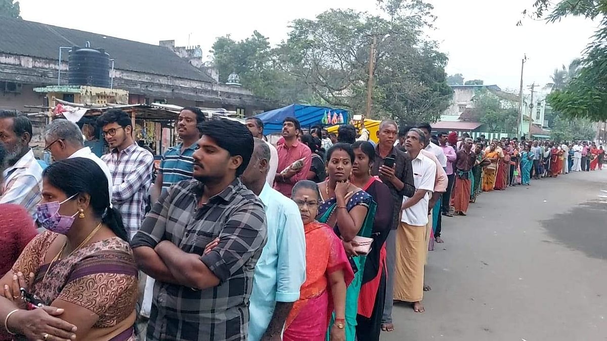 திருவாரூர் தியாகராஜர் கோயிலில் பாத தரிசனத்தை காண திரண்ட பக்தர்கள்