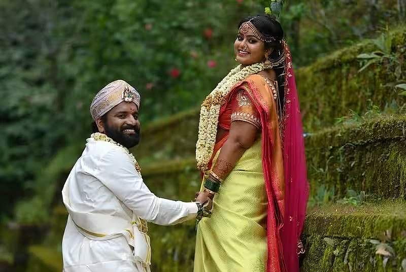 கணவருடன் நடிகை ஹர்ஷலா