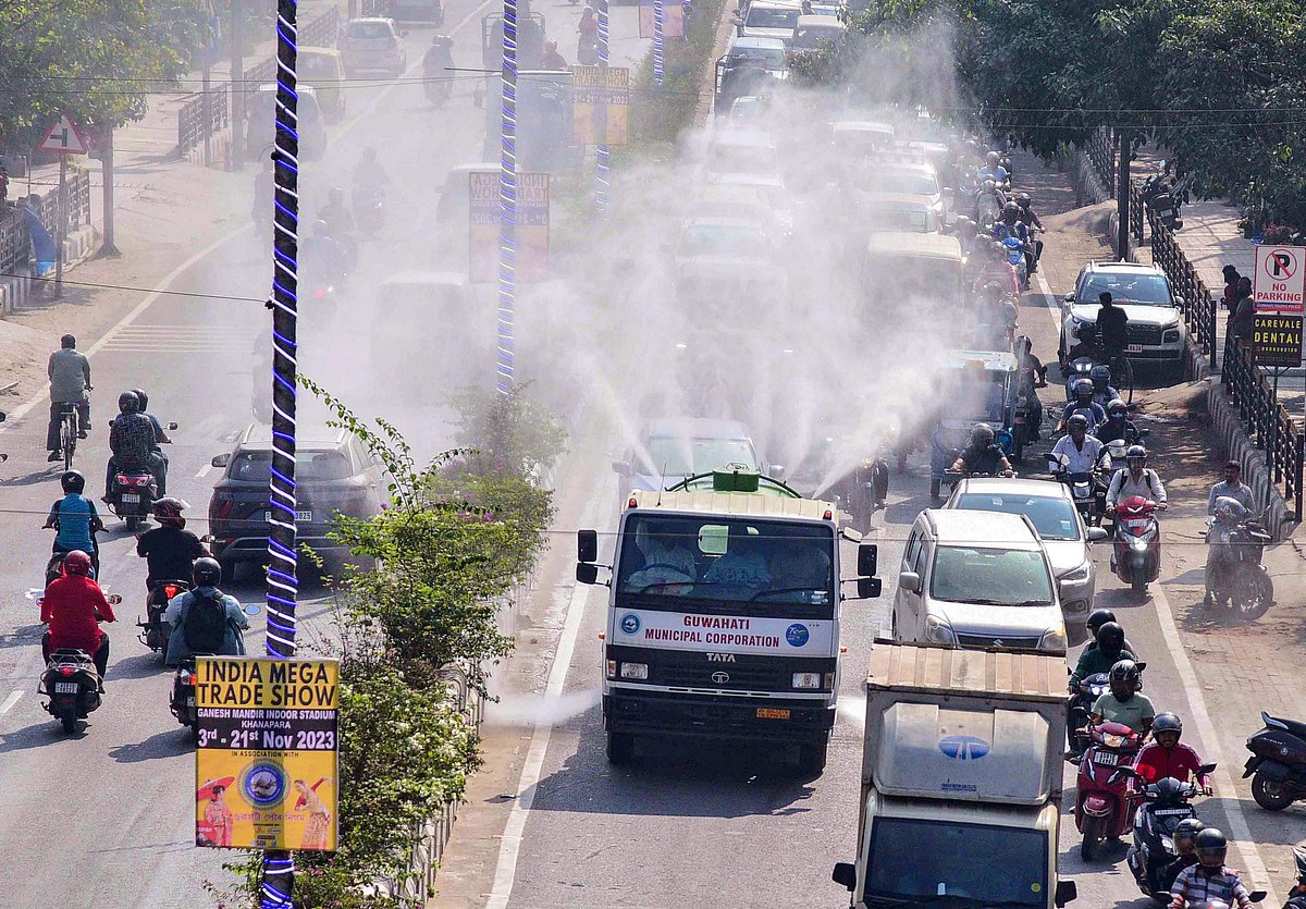 காற்று மாசைக் குறைக்கத் தெளிக்கப்படும் தண்ணீர்
