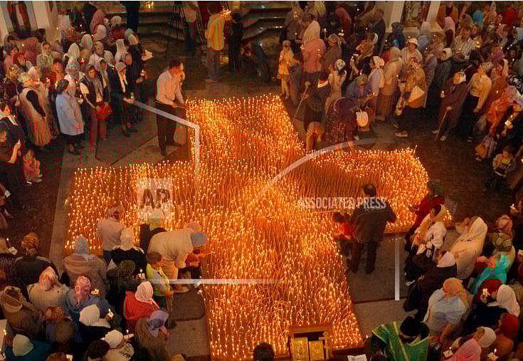 ரஷிய ஆர்த்தோடாக்ஸ் தேவாலயத்தில் கருக்கலைப்பு எதிர்ப்பு பிரார்த்தனையில் ஏற்றப்படும் மெழுகுதிரிகள் (கோப்பிலிருந்து)