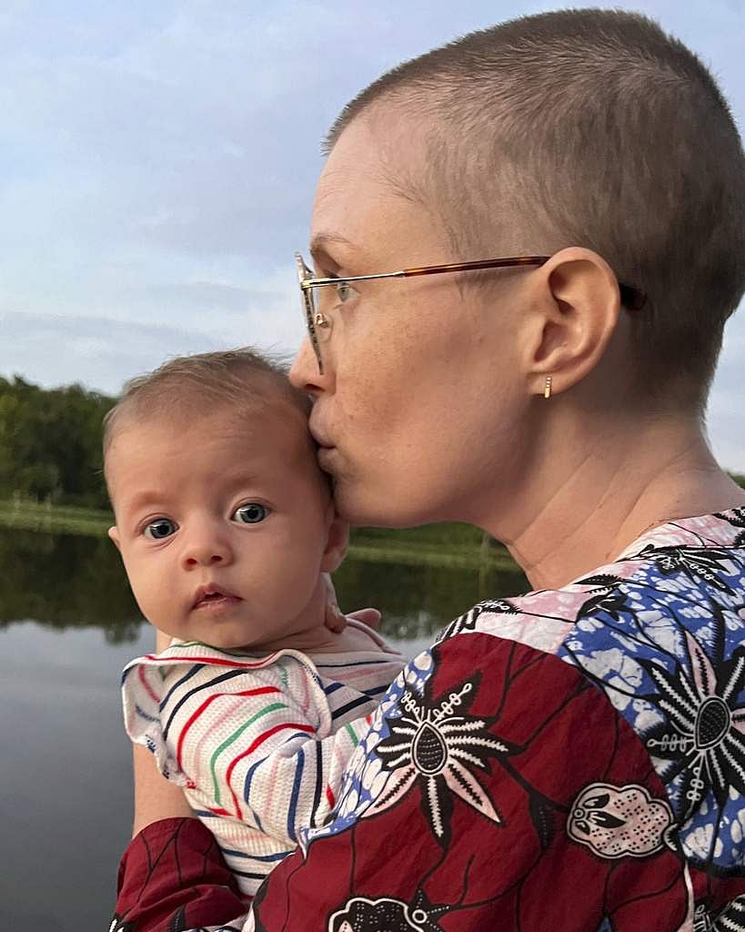 ஒன்றரை வயது மகள் கிரேஸுடன் கேஸி