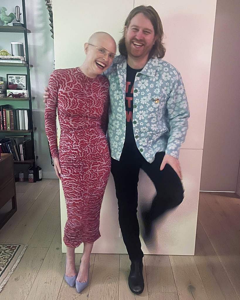 கணவர் கிரிகோரியுடன் கேஸி