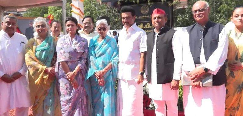 வி.பி. சிங் குடும்பத்தினருடன் மு.க. ஸ்டாலின், அகிலேஷ் யாதவ்