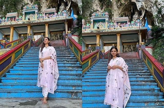 மலேசிய குகைக்கோயில் முன்பு திவ்யா கணேஷ்