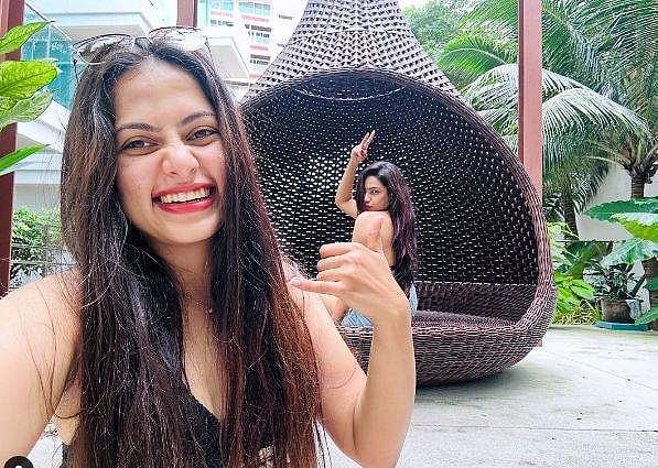 தாய்லாந்து விடுதியில் வைஷ்ணவியுடன் மதுமிதா