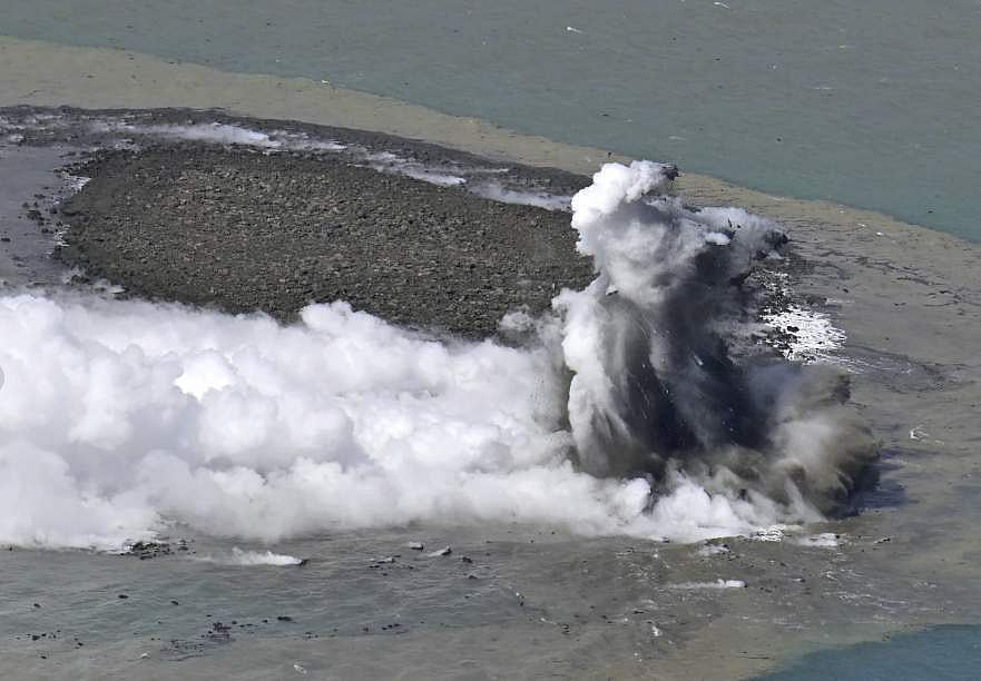 எரிமலைக்கு அருகில் உருவான நிலம்