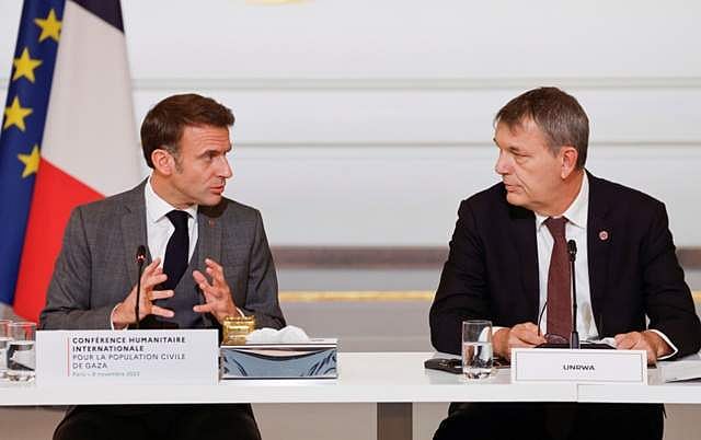 மாநாட்டில் இம்மானுவேல் மேக்ரான் (இடது)