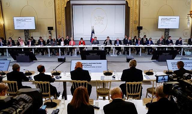 பாரீஸ் எலிசி அரண்மனையில் நடைபெற்ற சர்வதேச மாநாடில் பங்கேற்ற நாடுகளின் உறுப்பினர்கள்