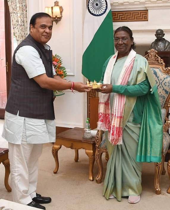 <strong>குடியரசுத் தலைவர் முர்முவுடன் ஹிமந்தா பிஸ்வா சர்மா சந்திப்பு</strong>