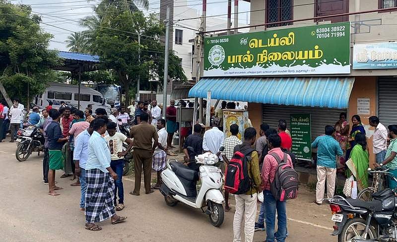 தஞ்சாவூர் பரிசுத்தம் நகரில் இருவர் அரிவாளால் வெட்டப்பட்ட சம்பவம் நிகழ்ந்த பால் விற்பனை மையம்.