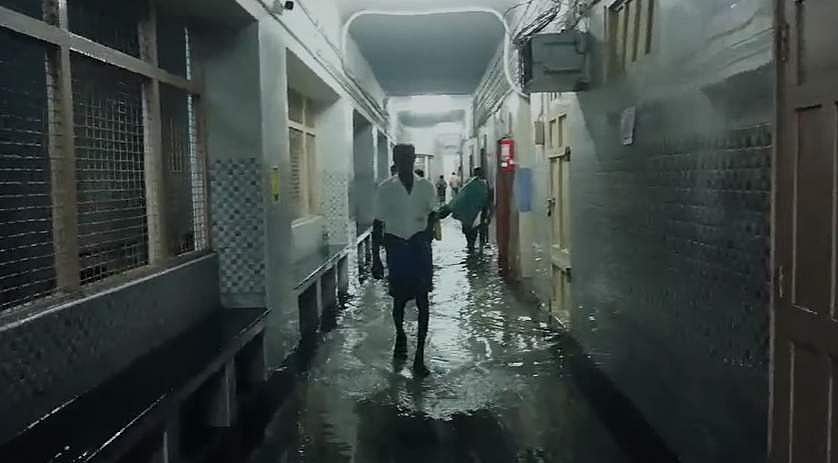 அரசு மருத்துவமனையில் புகுந்த வெள்ள நீர்