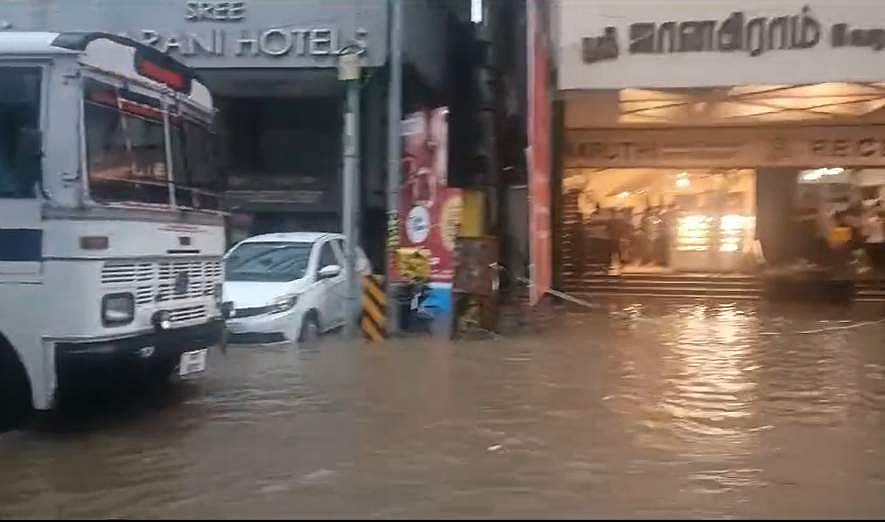 சாலைகளில் பெருக்கெடுத்த வெள்ளநீர்