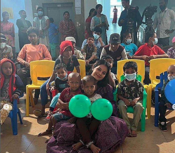 குழந்தைகளுடன் அனுஷா 