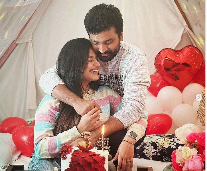 கணவர் சித்துவுடன் பிறந்தநாள் கொண்டாட்டத்தில் ஸ்ரேயா