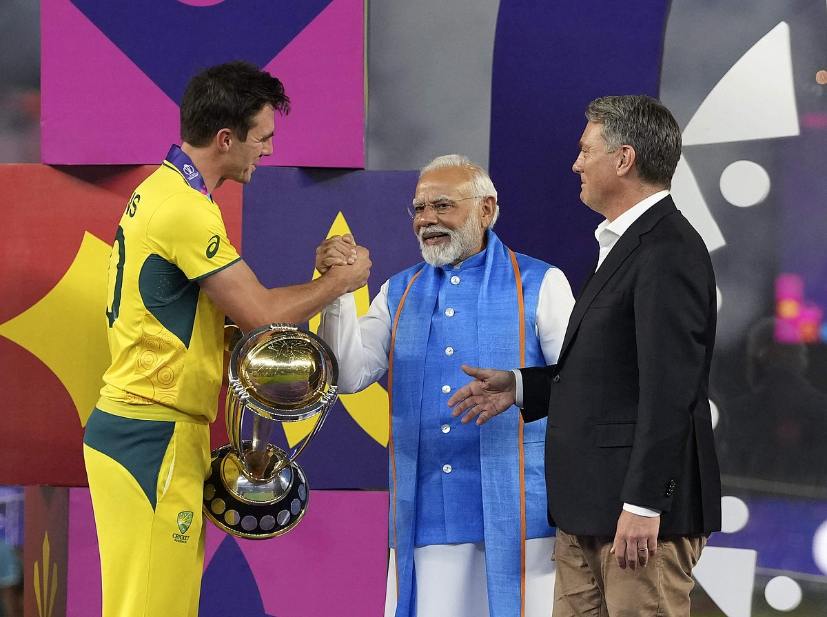 பிரதமர் மோடியிடமிருந்து கோப்பையை பெற்ற தருணம்...