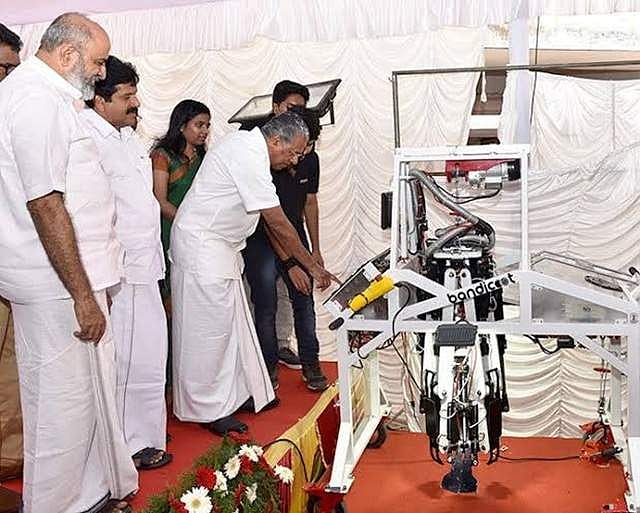 'பண்டிகூட்' இயந்திரத்தைப் பார்வையிடும் முதல்வர் பினராயி விஜயன்