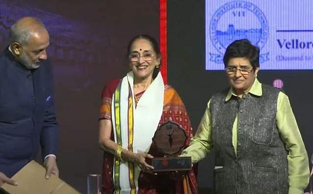 தேவி விருது பெறும் நந்திதா கிருஷ்ணா