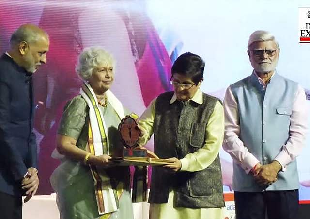 தேவி விருது பெறும் ராதிகா சந்தானகிருஷ்ணன்