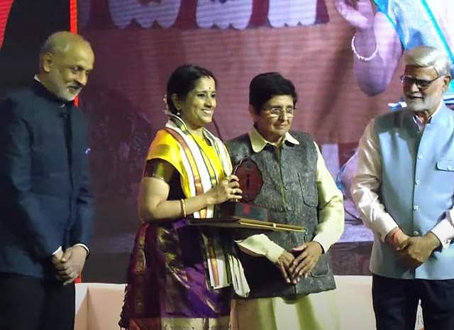 தேவி விருது பெறும் விஷாகா ஹரி