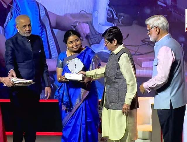 தேவி விருது பெறும் வித்யா சுப்பிரமணியன்