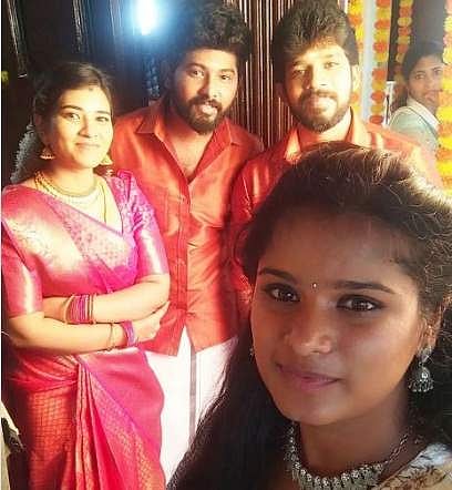  பாண்டியன் ஸ்டோர்ஸ் படப்பிடிப்பில் சகநடிகைகளுடன் விஜே தீபிகா