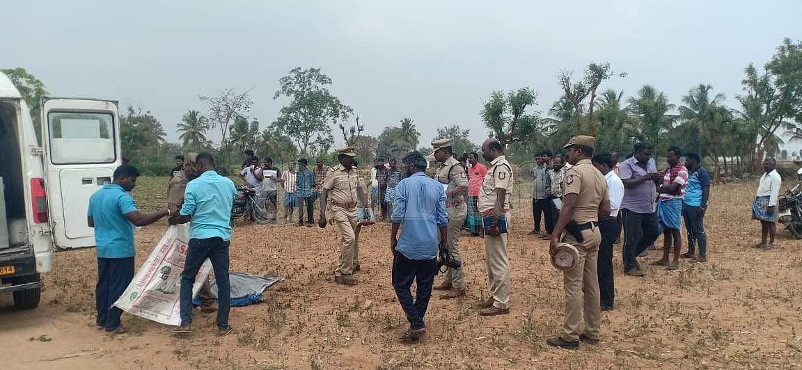  பலியானோர் உடலை பார்வையிடும் எஸ் பி ஸ்டீபன் ஜேசுதாஸ் பாதம்