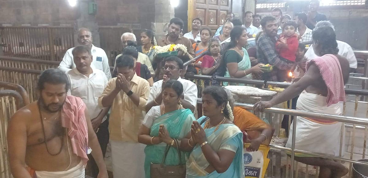 <strong>குருபகவானை வழிபட்ட பக்தர்கள்</strong>