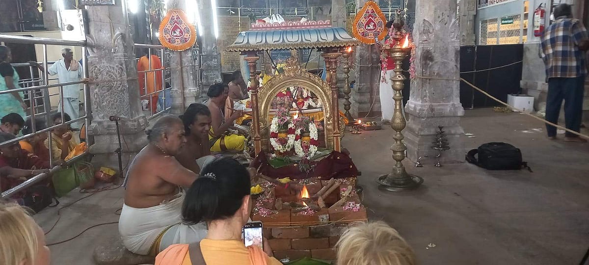 <strong>கோயிலில் நடந்த நாதஸ்வர இன்னிசைக்கச்சேரி.</strong>