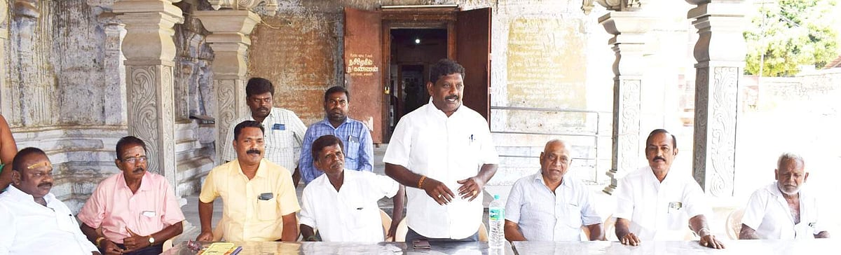 சங்ககிரியில் செவ்வாய்க்கிழமை நடைபெற்ற தேர்திருவிழா ஆலோசனைக்கூட்டத்தில் பேசுகிறார் சங்ககிரி திமுக நகரச் செயலரும், விழாகுழு உறுப்பினரும் கே.எம்.முருகன்.