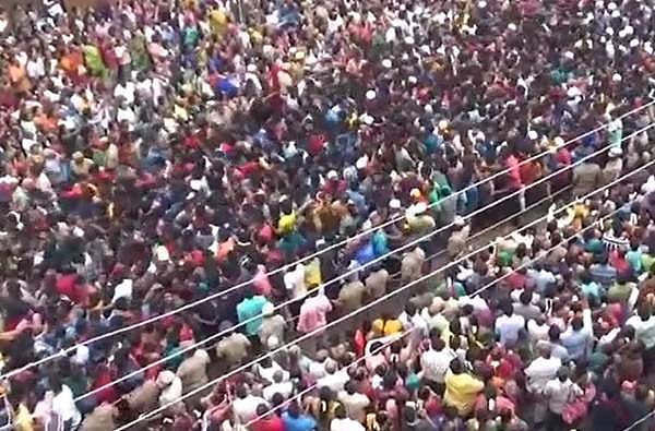 <strong>மதுரை சித்திரைத் திருவிழா தேரோட்டத்தில் கலந்துகொண்ட பக்தர்கள்</strong>