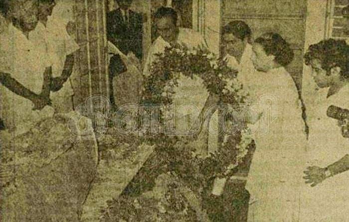 மோகன் குமாரமங்கலம் உடலுக்கு அஞ்சலி செலுத்துகிறார் பிரதமர் இந்திரா காந்தி. அருகே மகன் ரங்கராஜன் குமாரமங்கலம் 