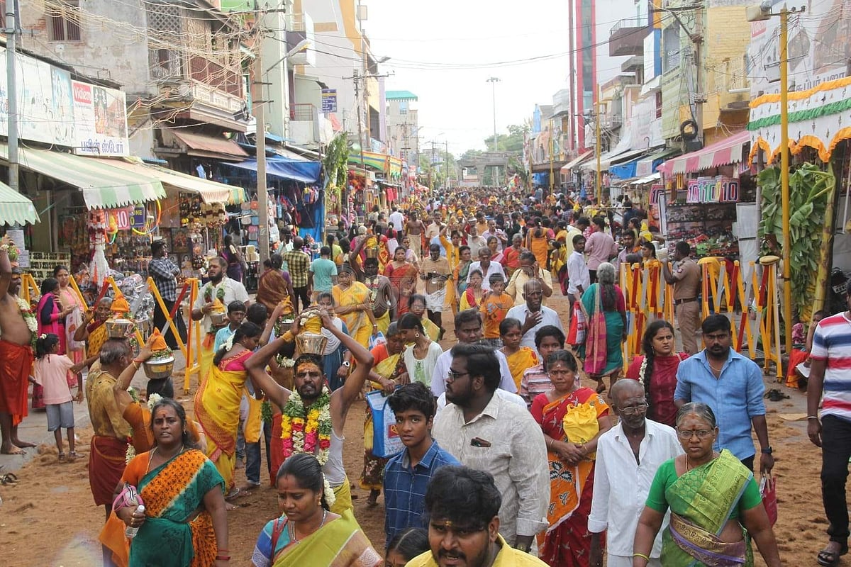 பால்குடம் எடுத்த பக்தர்கள்