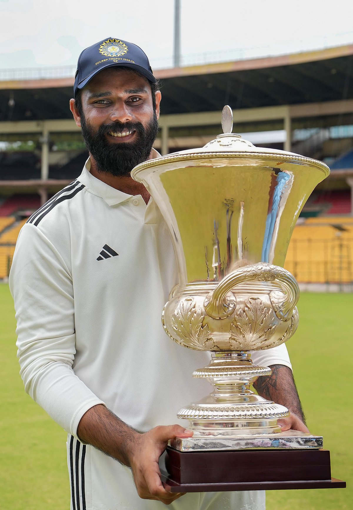 கோப்பையுடன் ஹனுமா விஹாரி