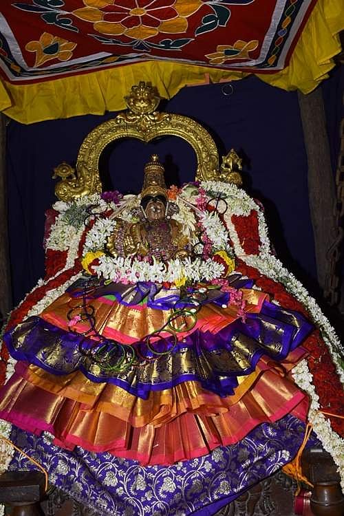 திருத்தேரில் சிறப்பு அலங்காரத்தில் எழுந்தருளிய செங்கமலத்தாயார்.