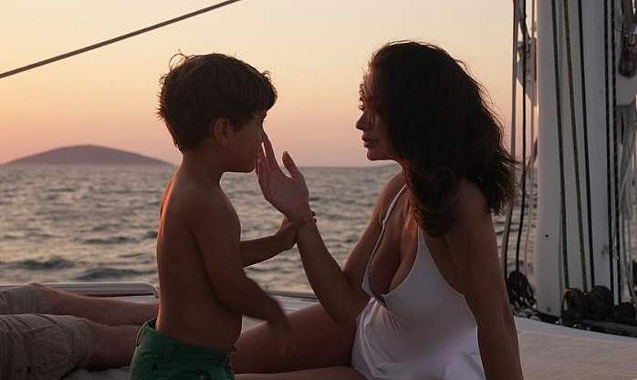 மகனுடன் எமி ஜாக்சன்