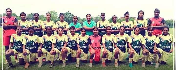 தேசிய சீனியர் மகளிர் சாம்பியன்ஷிப் கால்பந்து போட்டியில் கலந்துகொண்டு சாம்பியன்ஷிப் பட்டம் பெற்ற தமிழ்நாடு அணியின் வீராங்கனைகள்.