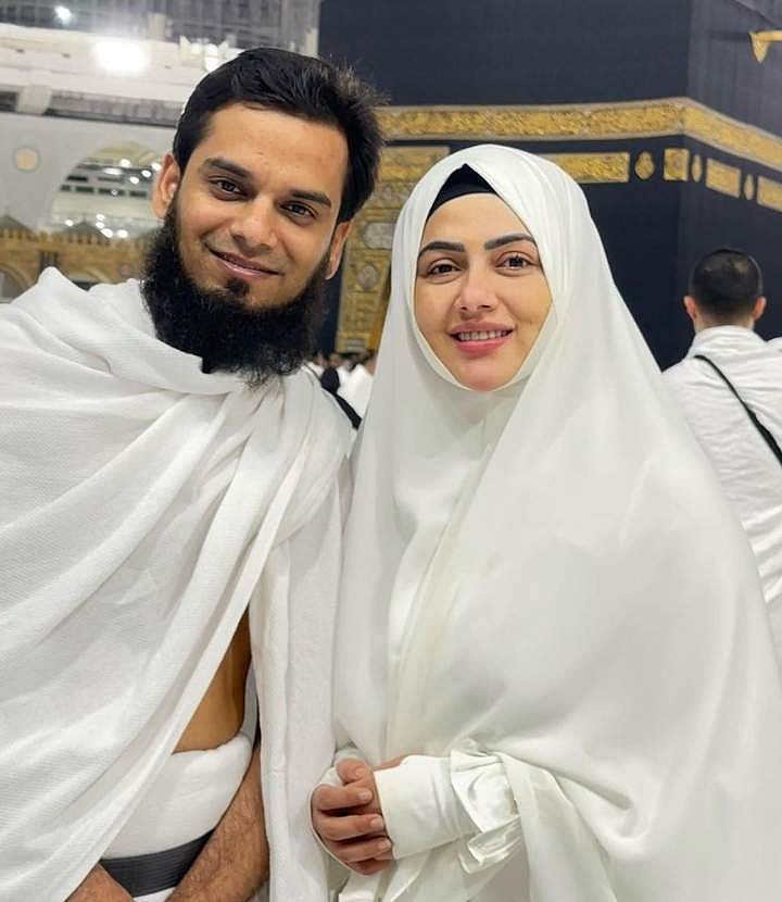 கணவருடன் சனா கான்