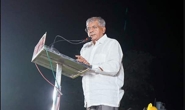 அம்பேத்கரின் பேரனான பிரகாஷ் அம்பேத்கர்.