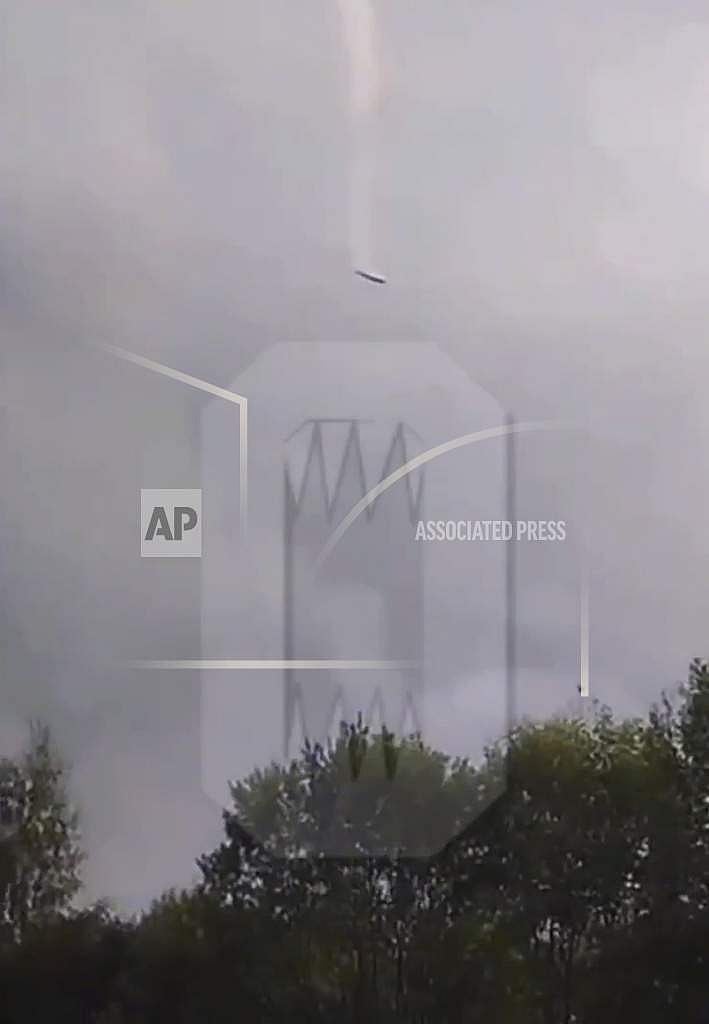 வானில் இருந்து விழும் விமானம்(படம்: ஏபி)